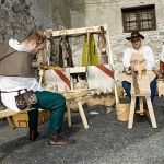 Artigiani al lavoro con trapano a volano e cavra (shaving horse)