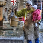 Padre e figlio alla fontana